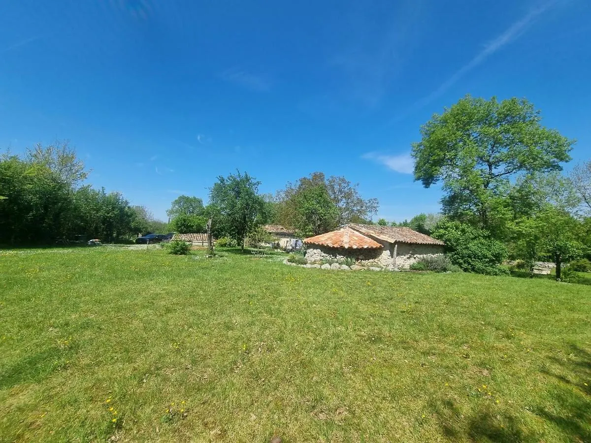 A SERVANAC Chambre privative dans un jardin bucolique Lavaurette Couette-café