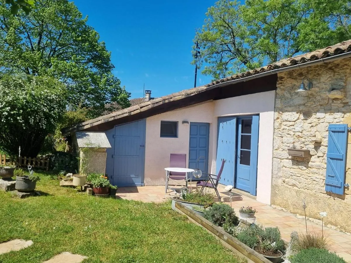 Couette-café A SERVANAC Chambre privative dans un jardin bucolique Lavaurette France