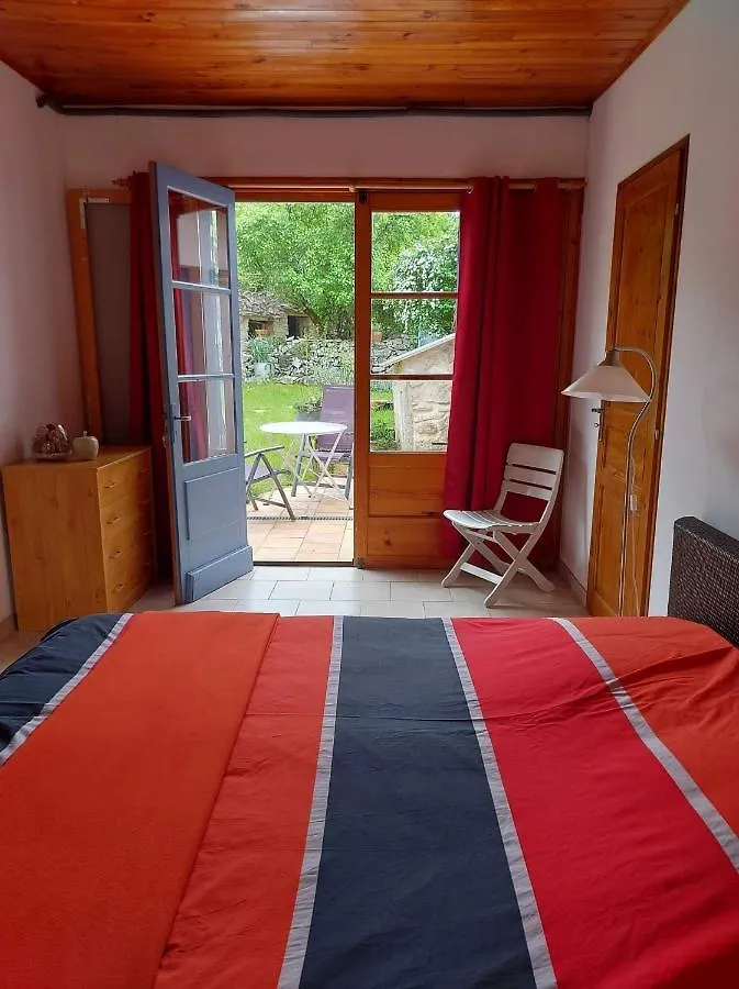 Couette-café A SERVANAC Chambre privative dans un jardin bucolique Lavaurette